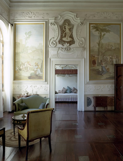 Villa Cornaro interior wall sculpture above doorway between two paintings. 